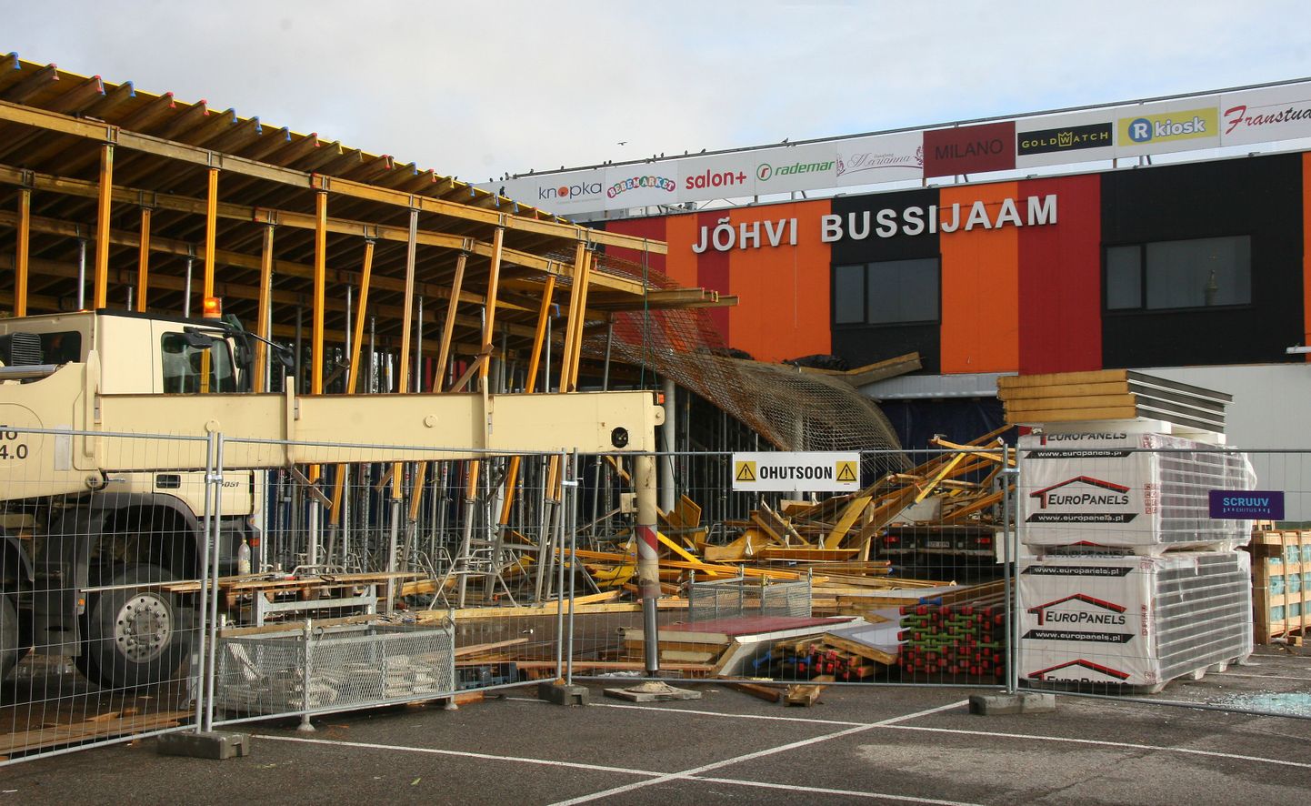 В ходе работ по реконструкции торгового центра "Jewe" и автовокзала обрушились леса, установленные для сооружения бетонного навеса.