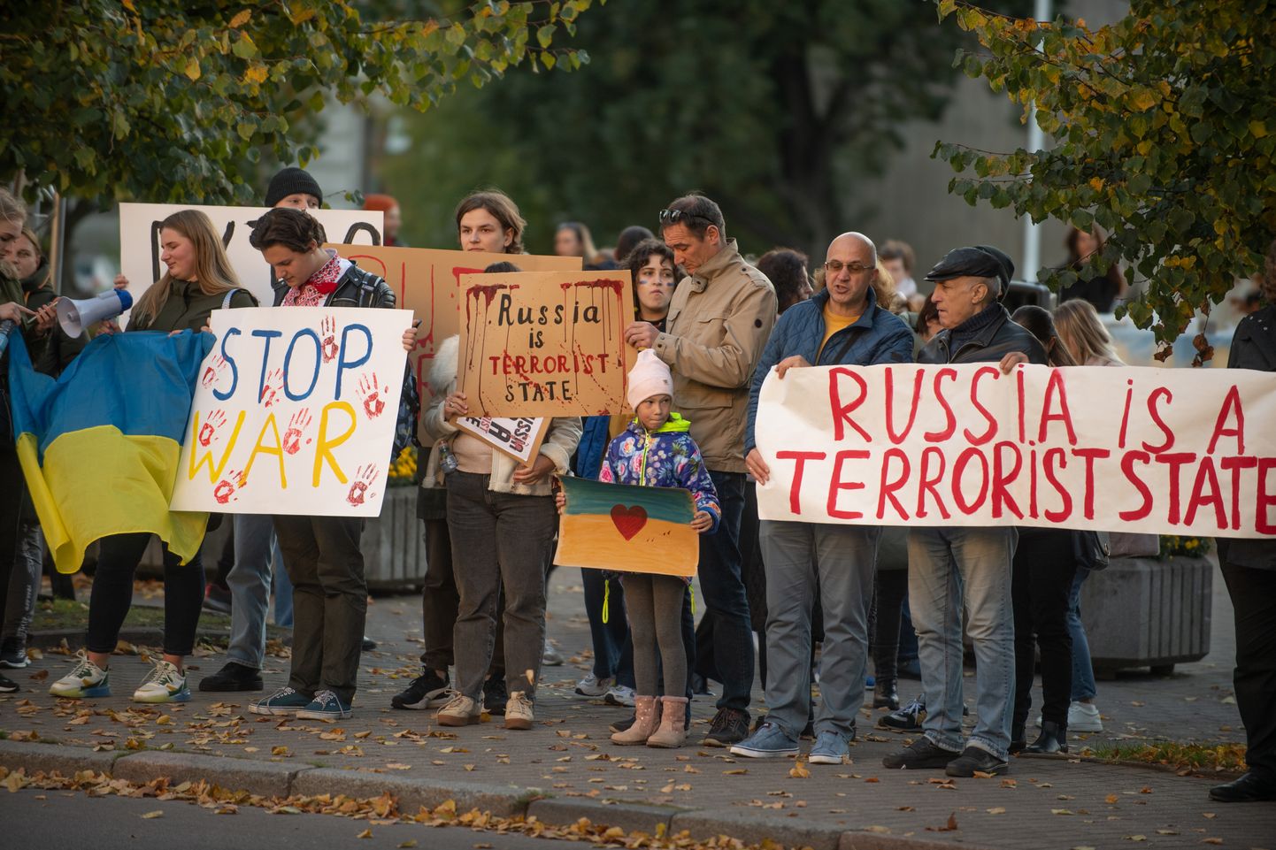 Protestā pie Krievijas vēstniecības Rīgā nosoda zvērīgo uzbrukumu Kijivai un citām Ukrainas pilsētām 10. oktobrī