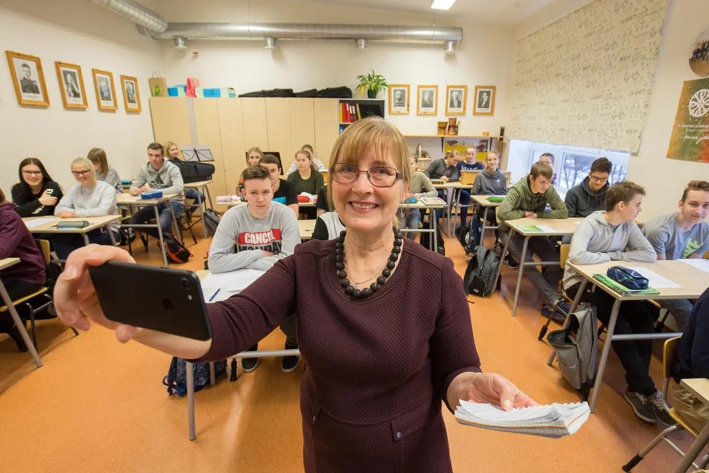 Nutitelefoni, kaamera, kümnendike ja Järva Teataja abiga valmis Anne Toomistul ennast, oma visiooni ja õpetusmeetodeid tutvustav video, mis on riigigümnaasiumi tööle kandideerimisel kohustuslik.