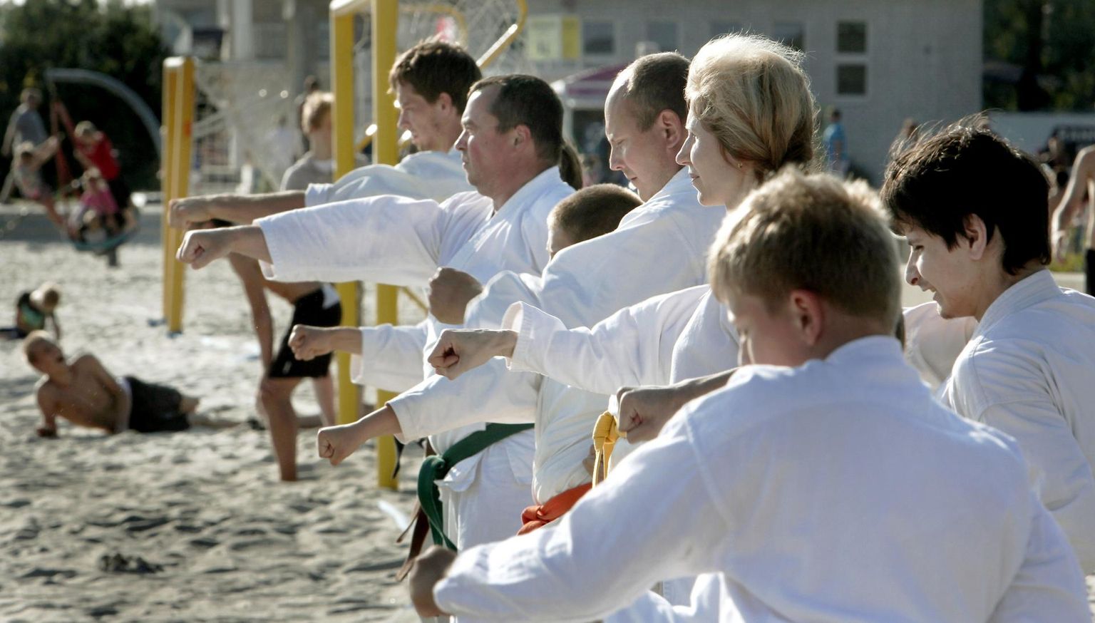 Eesti karate seisab Rein Siimu ja ta esimeste õpilaste õlgadel.