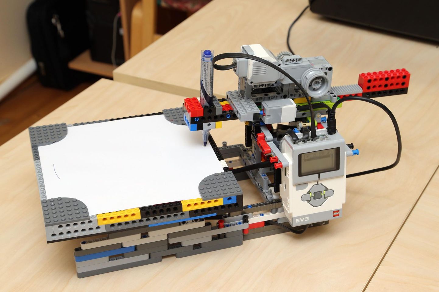 Üks digivõistluse ülesanne on Lego tükkidest robotite või kujundite ehitamine.