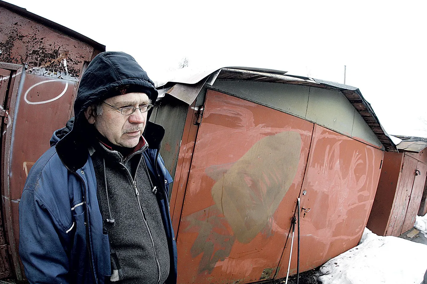 Kivilinnas elav Nikolai Ljutov pani oma kaks garaaži Tamme staadioni kõrvale raudtee äärde püsti 20 aastat tagasi, kui ta töötas veel raudteel. Linna nõue garaažid 1. maiks ära viia tuli talle aga halva uudisena.