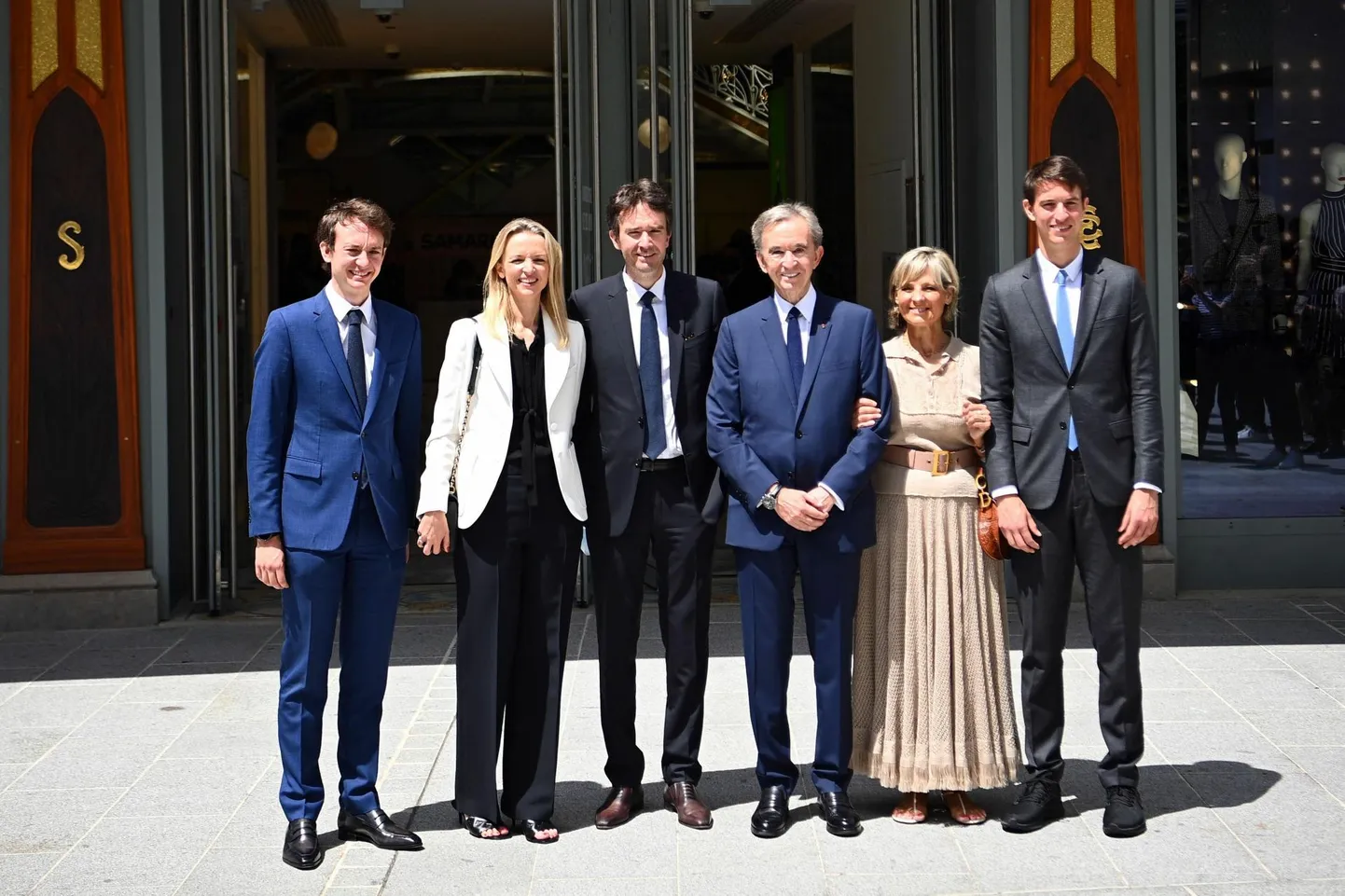 LVMH juht Bernard Arnault (keskel), tema kõrval abikaasa Helene ja lapsed (vasakult) Frederic, Delphine, Antoine ja Alexandre.
