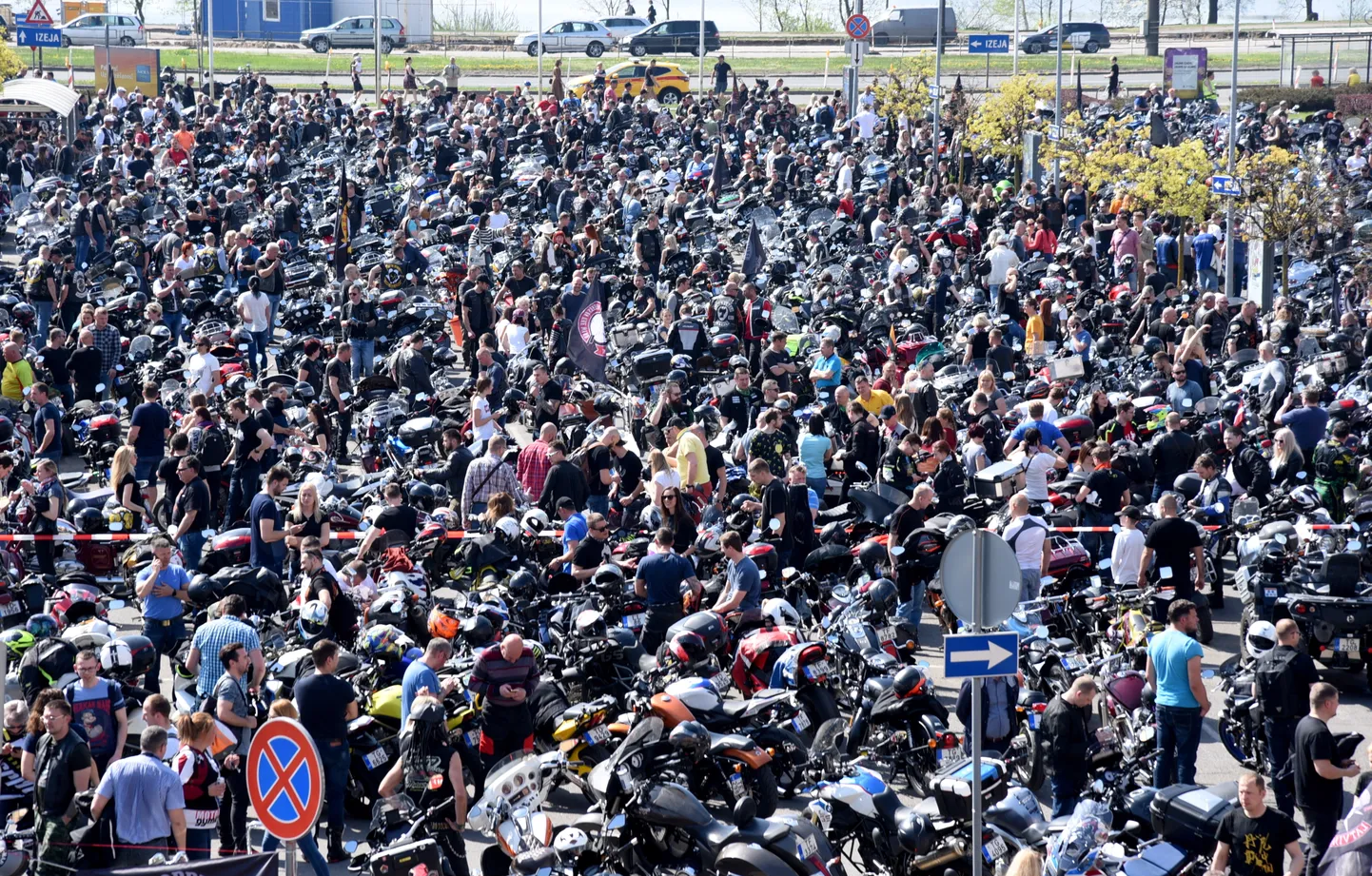 Motosezonas atklāšanas pasākums pie tirdzniecības centra "Mols".