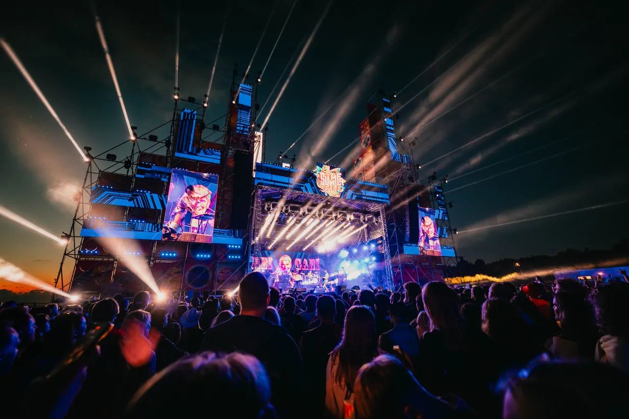 “Summer Sound 2026” skatuvi satricinās elektroniskās deju mūzikas ...