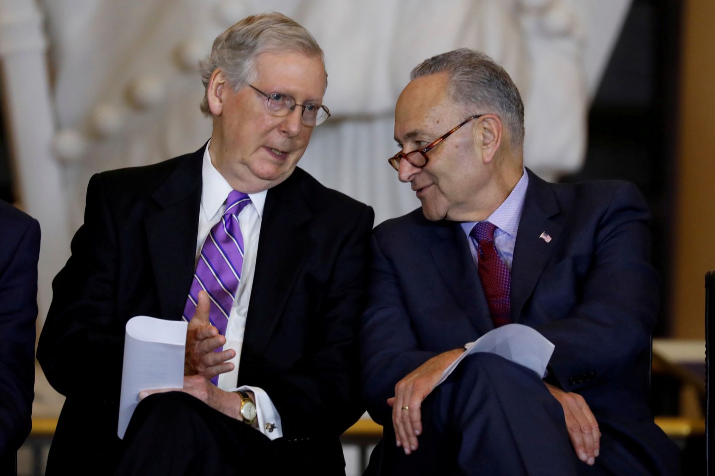 USA senati vabariiklaste enamuse liider Mitch McConnell (vasakul) ja demokraatide vähemuse liider Chuck Schumer 25. oktoobril Washingtonis.