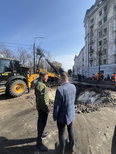 Kaitseminister Hanno Pevkur käis täna hommikul Kiievis enne kohtumist Ukraina kaitseministri Rustem Umeroviga kohas, kuhu varahommikul kukkus Vene rakett. Viimase poolteise kuu massilisemas raketirünnakus Ukraina pealinnale sai vigastada 10 inimest, nende seas üks laps.