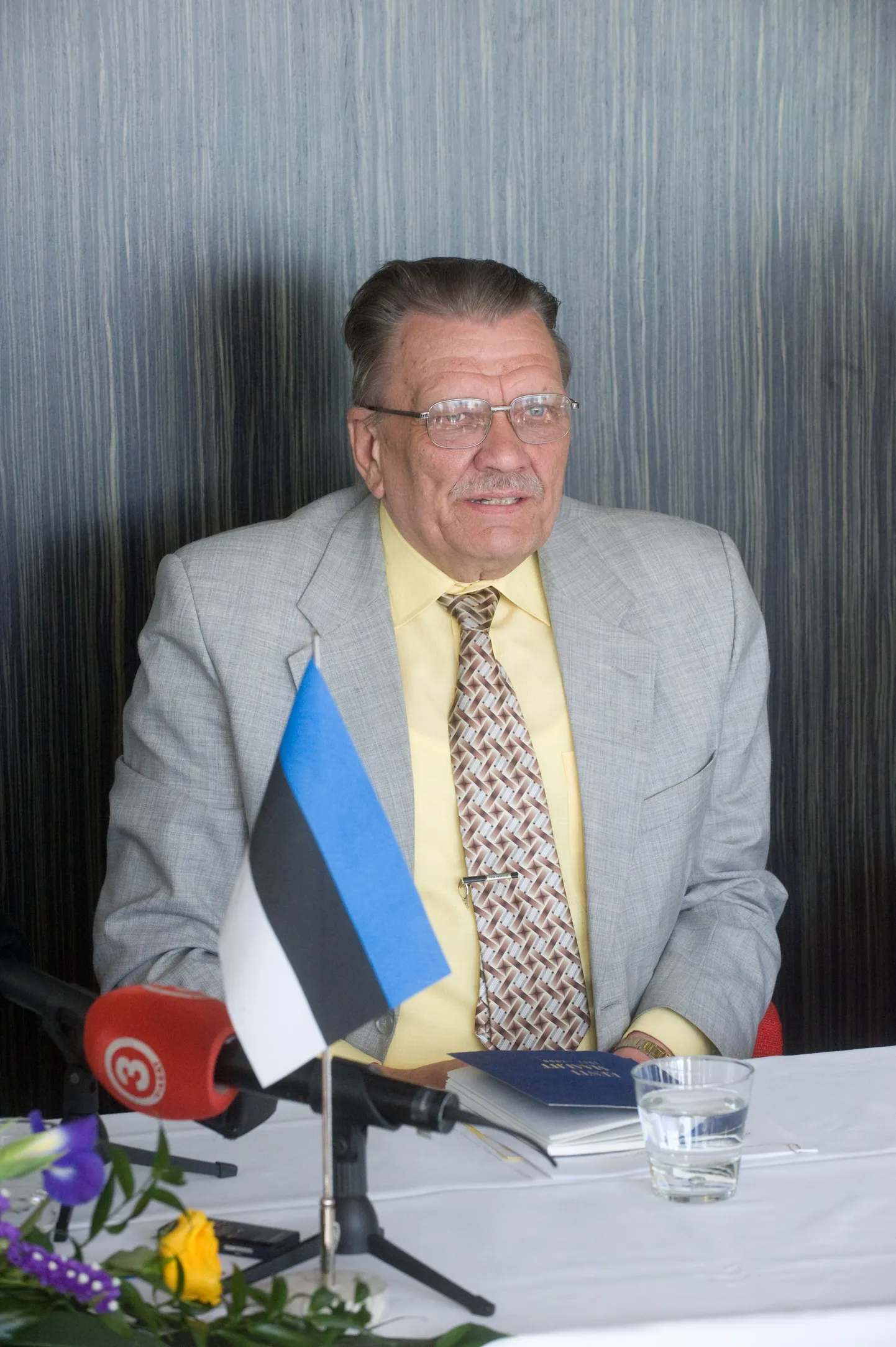 Arvo Sirendi Rahvaliidu eraldiseisva erakonnana jätkamise pooldajate pressikonverentsil.
