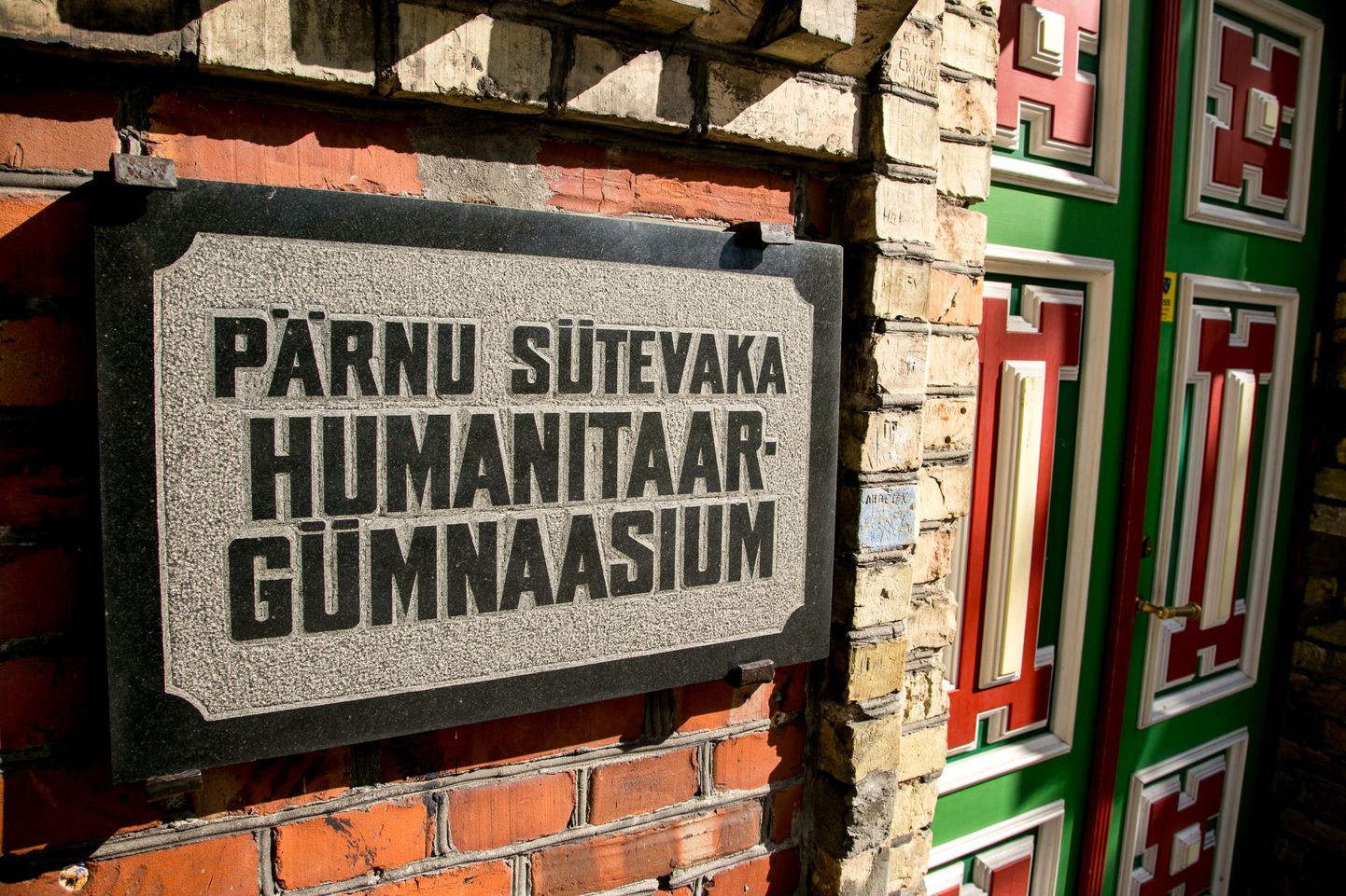 Võõrkeele-eksamit tehti kohalikest koolidest kõige paremini Pärnu Sütevaka humanitaargümnaasiumis, kus saavutasid keeletaseme kõik eksamit teinud õpilased.