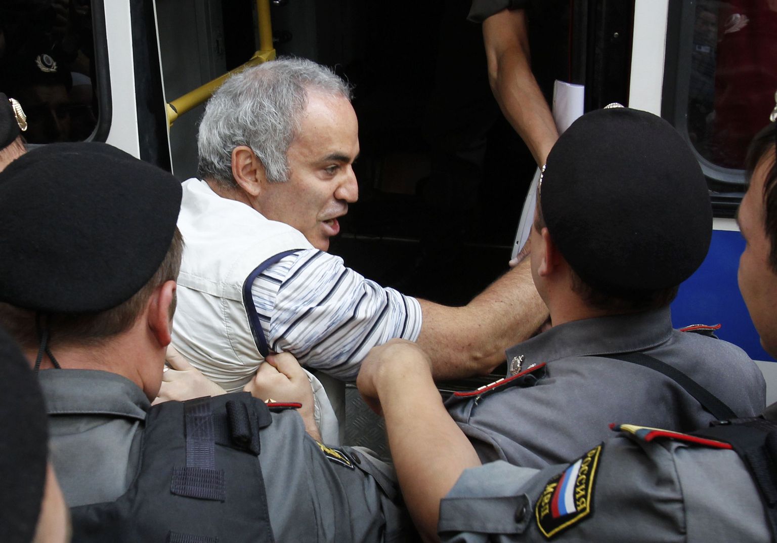 Politseinikud topivad Garri Kasparovit Hamovniki kohtumaja juures bussi.