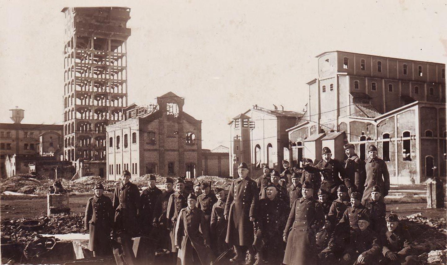 Pärnu garnisoni sõdurite ühispilt. Mäletatavasti pidid lammutajad lõhkamistöödeks sõjaväelt abi paluma.