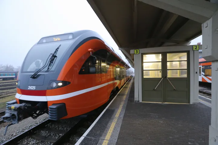 Elron ponders buying extra trains