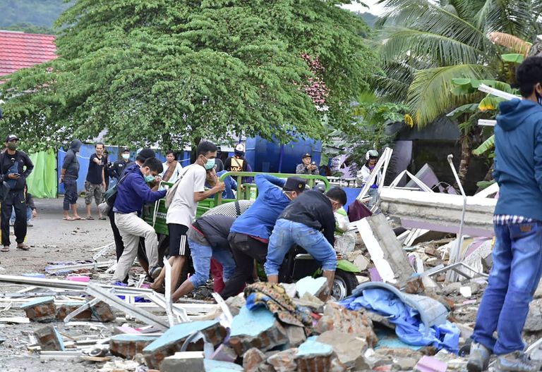 Päästjad ja vabatahtlikud otsimas Indoneesias Lääne-Sulawesil Mamujus maavärinarusudest ellujäänuid
