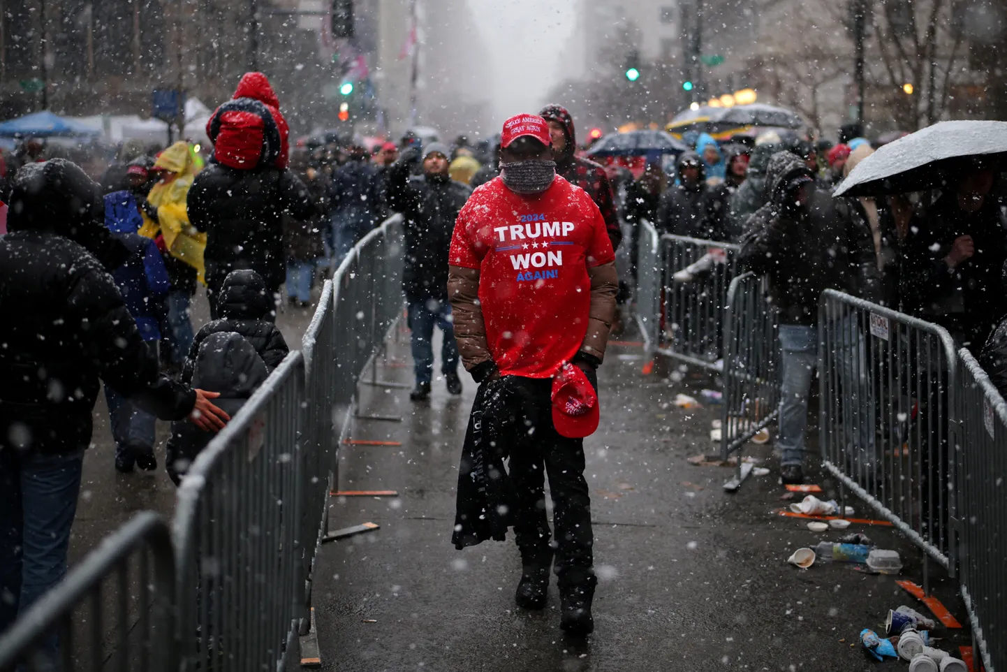 Сторонники Дональда Трампа ждут входа в Capital One Arena в Вашингтоне во время снежной бури.