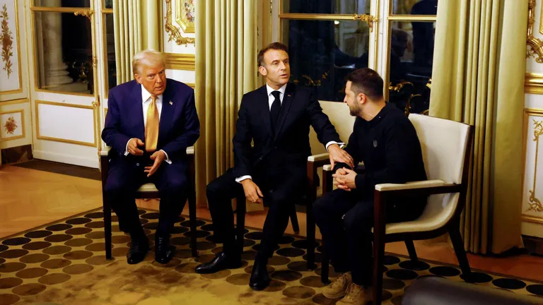Встреча Трампа с Зеленским и президентом Франции Макроном в Париже в декабре 2024 года.