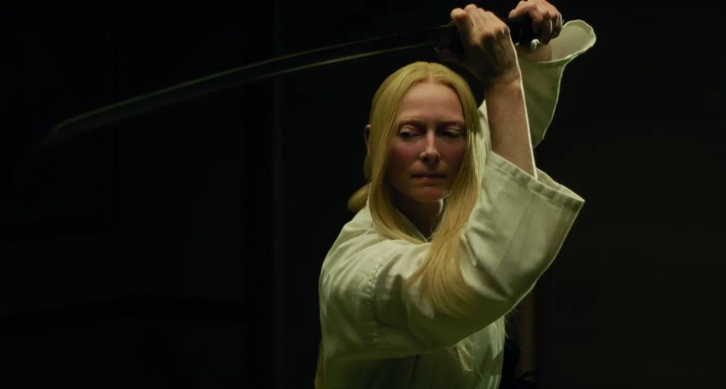 Katana’ga vehkiv surnumatja (Tilda Swinton) on küll zombifilmist «Surnud ei sure» meeldejääv kuju, kuid filmi ei suuda ta päästa.