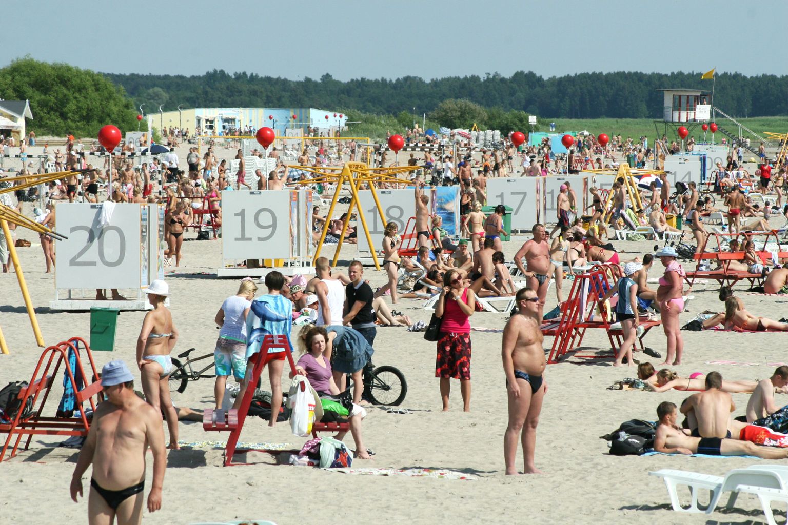 Palavatel päevadel on Pärnu rand puhkajaid täis.