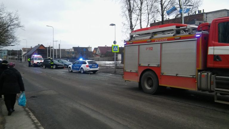 Pärnus Haapsalu maanteel sõitis BMW tagant otsa Volvole. Kolm inimest viidi haiglasse tervisekontrolli.
