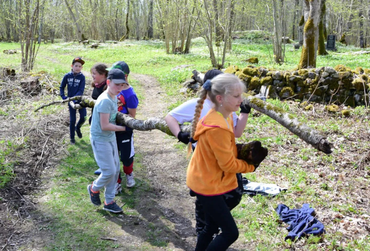 Valjala põhikooli pärandivaderid tööhoos.