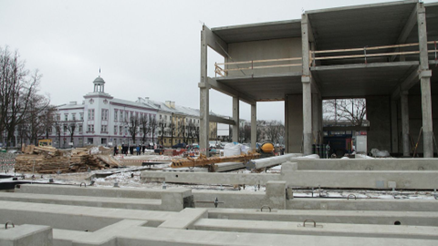 Kuigi esialgsete plaanide kohaselt pidid ehitustööd Narva piiripunkti jalakäijate ja sõiduautode terminalis lõppema aastavahetuseks, pandi reedel siin alles nurgakivi.