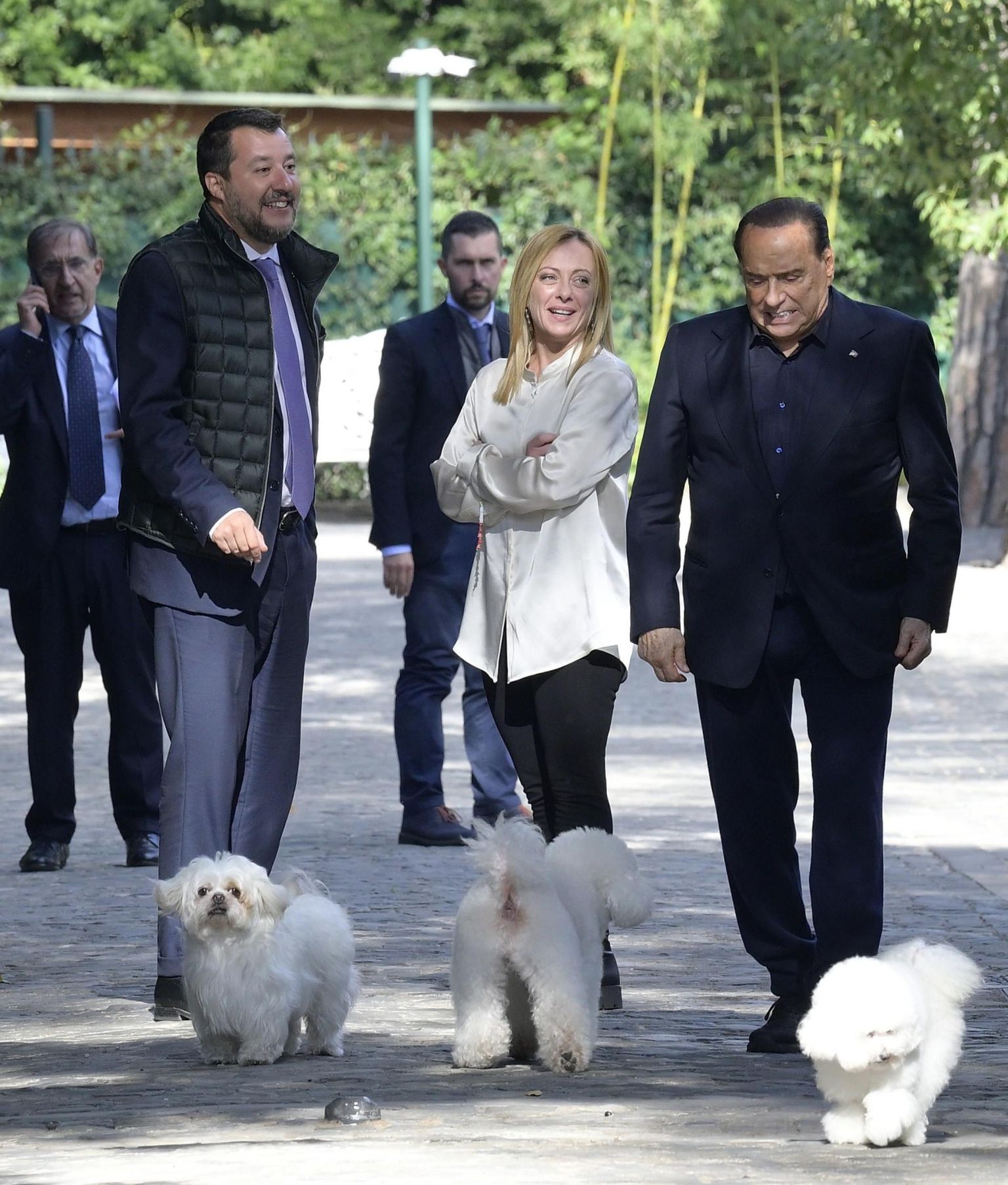 Oktoobris peetud kohalike valimiste järel tegi katse paremleeri ühtsust lappida erakonna Forza Italia juht Silvio Berlusconi (paremal), kutsudes oma Rooma häärberisse külla Liiga liidri Matteo Salvini (vasakul) ja Itaalia Vendade juhi Giorgia Meloni (keskel). 