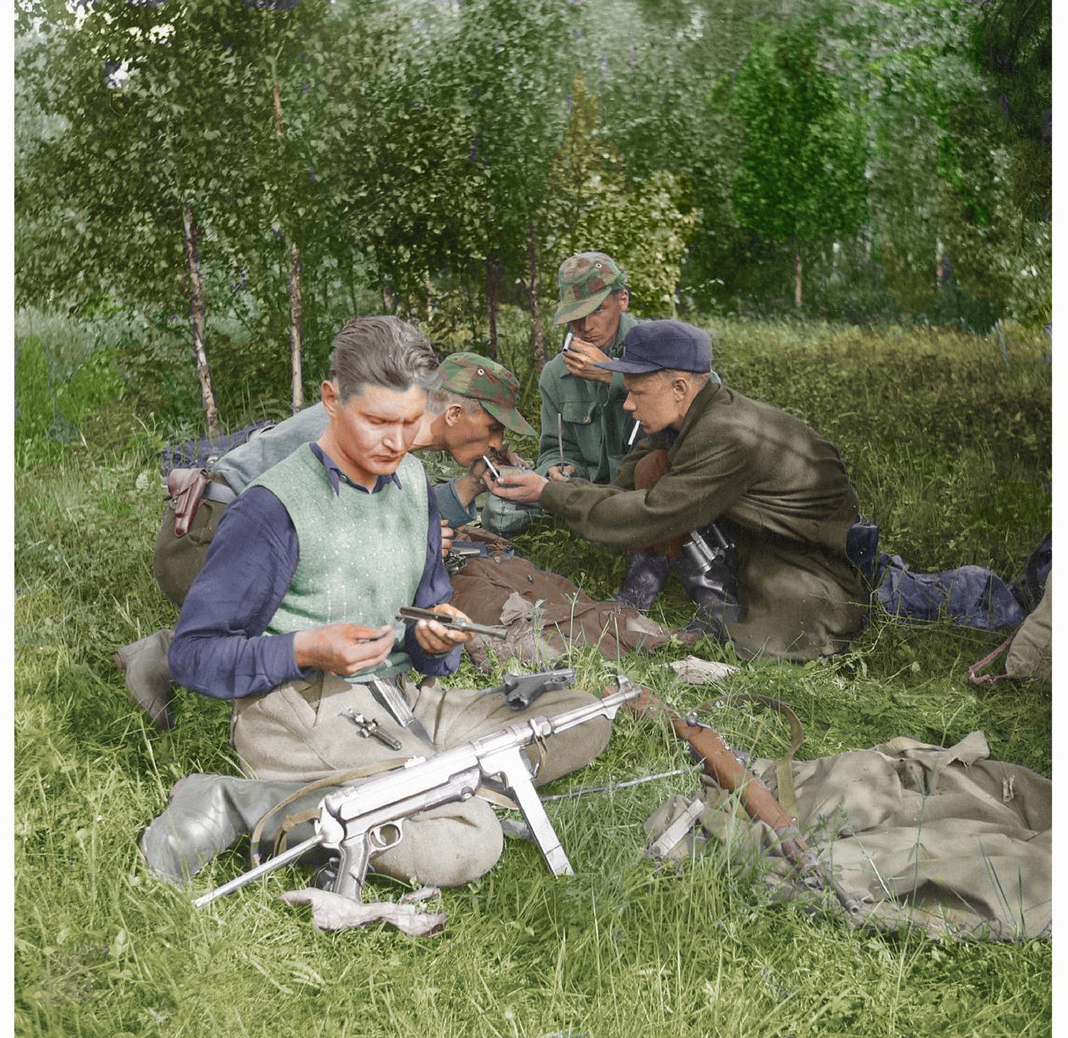 Ülo Altermanni (1923–1954, esiplaanil) salga metsavennad suvel 1953 Järvamaal Veskiaru metsas pärast laskeharjutust relvi puhastamas. Taga vasakult Erich Teor, Voldemar Juga ja Elmar Martins.