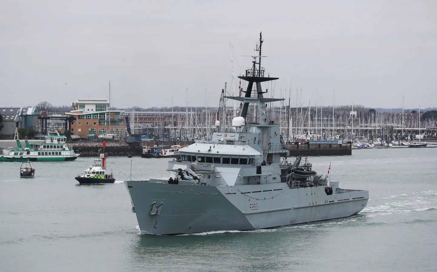 Briti mereväe laev HMS Mersey alustab La Manche'i väinas patrulle.