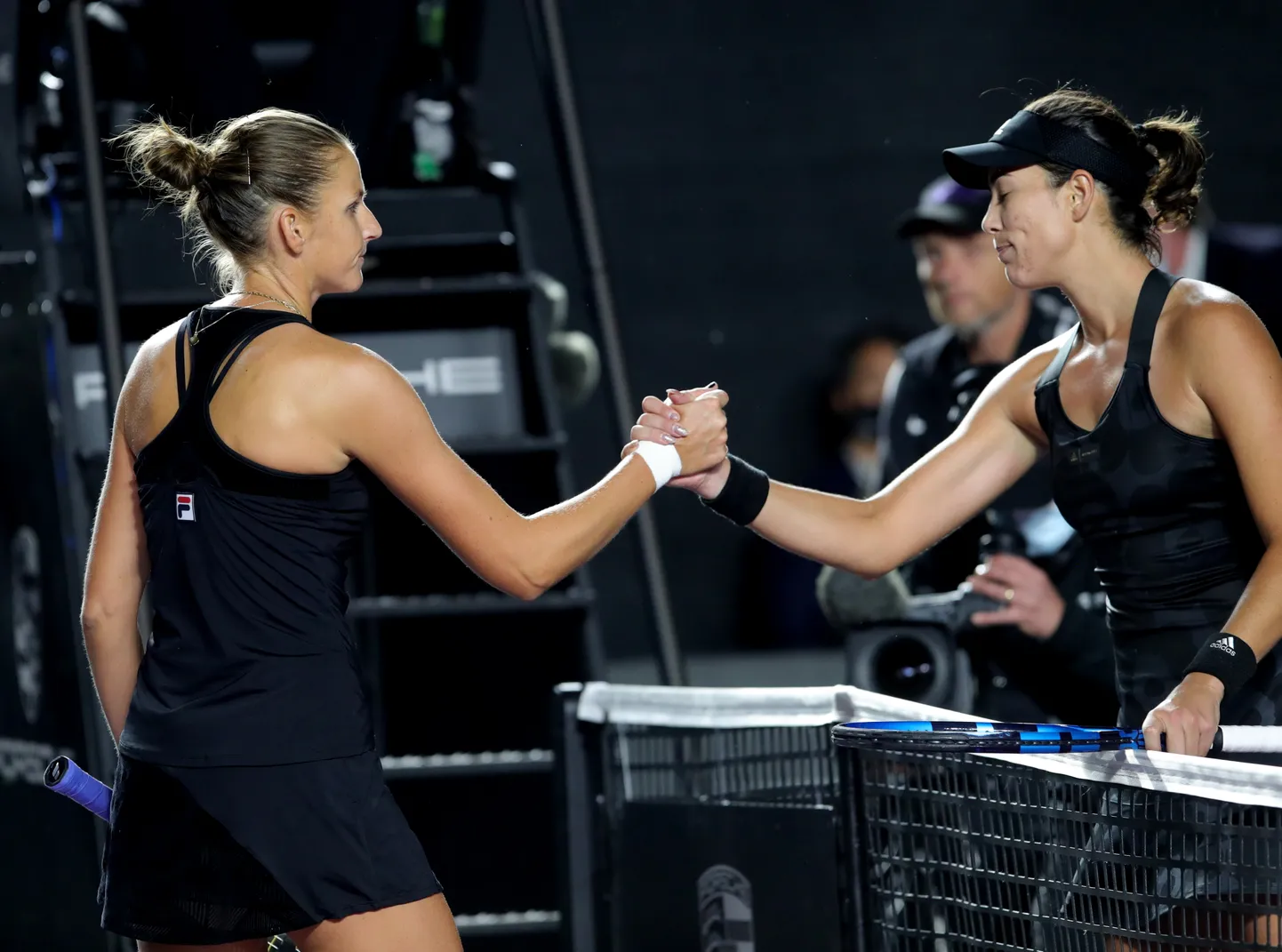 Karolina Pliškova (vasakul) ja Garbine Muguruza pidasid tulise lahingu.