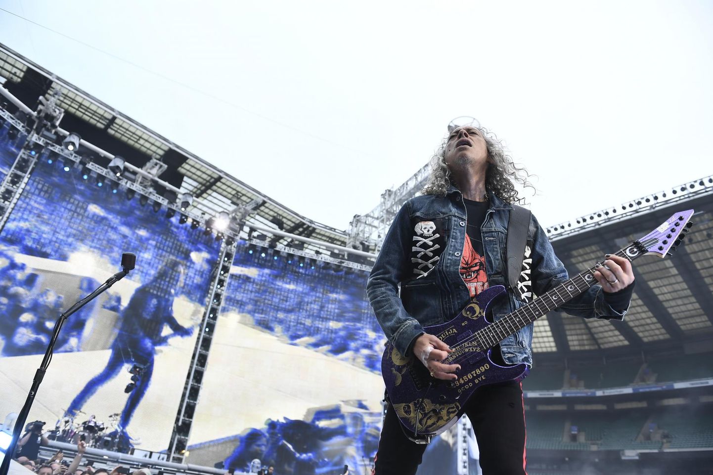 Metallica juhtkitarrist Kirk Hammett mängimas eelmisel kuul Inglismaal Twickenhami staadionil.