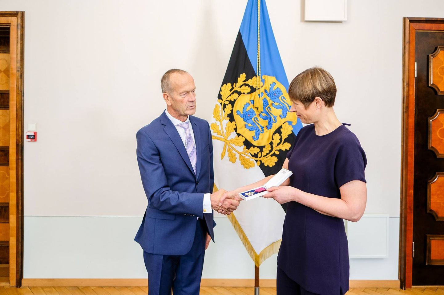 President Kaljulaid andis täna purjetajale Uku Randmaale üle teenetemärgi.