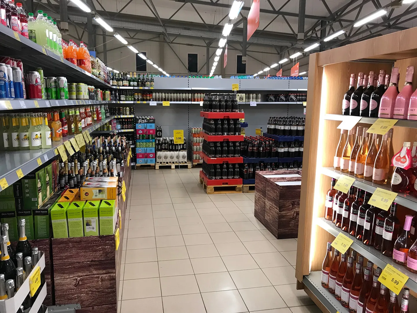 Eraldi ala alkoholilettidele Paide Maksimarketis.