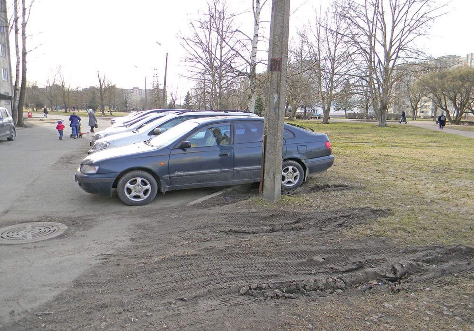 Парковка с заездом на газон – вынужденная мера автовладельцев в спальных районах.