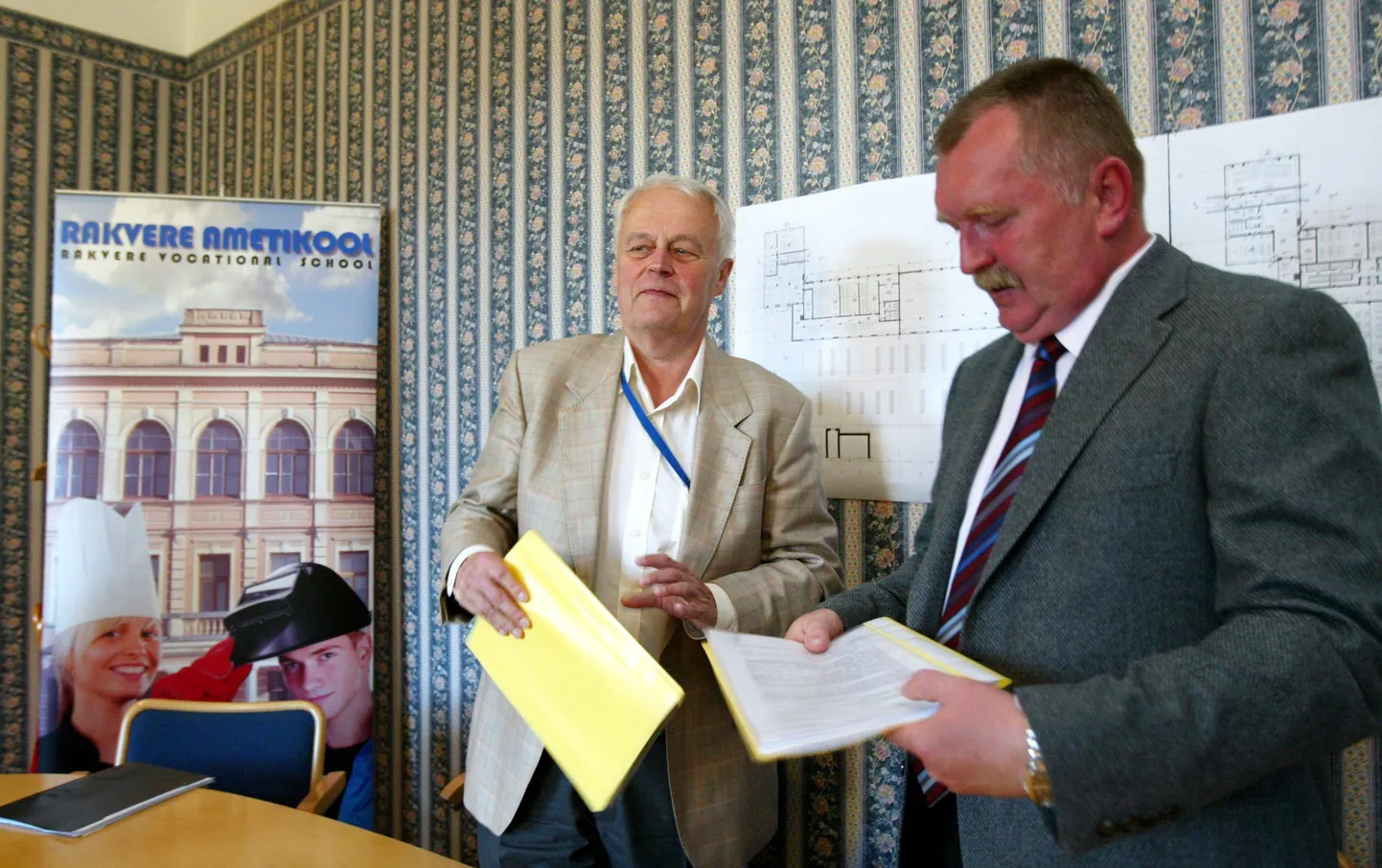 Facio Ehitus ASi juhatuse esimees Toomas Tromp (vasakul) ja ametikooli direktor Hannes Mets.