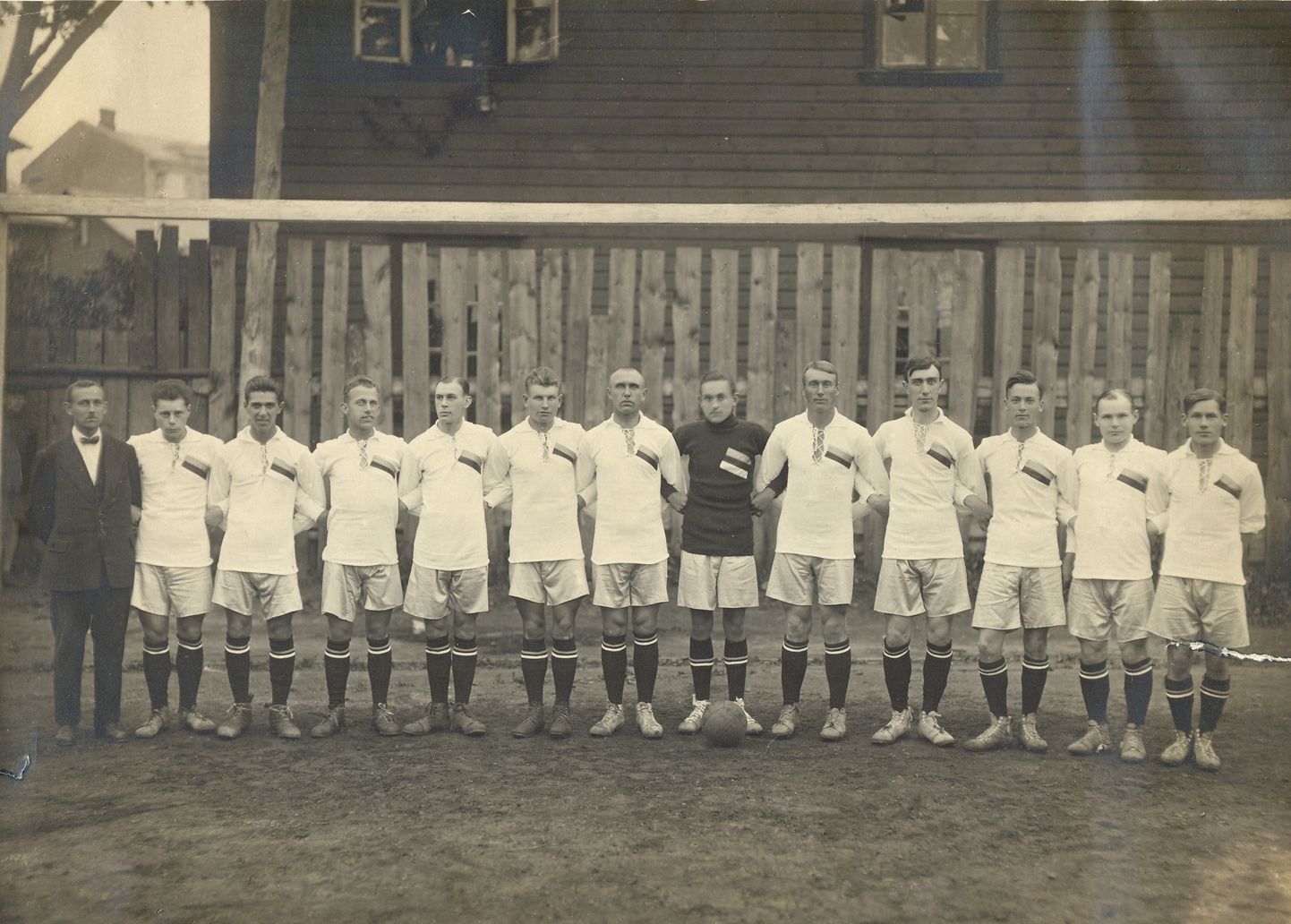 Eesti jalgpallikoondis 100 aastat tagasi.
