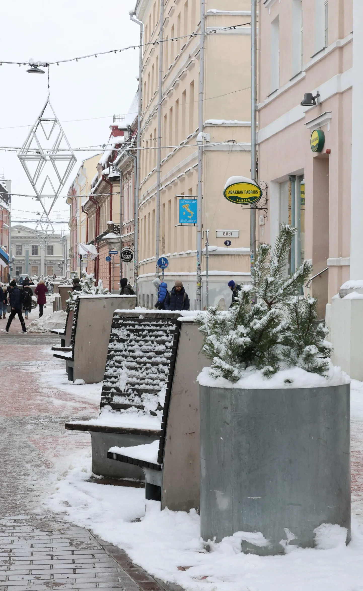 Rüütli tänaval on 30 justnimelt sinna disainitud pinki, kui linnavalitsus otsustas need asendada õhulisemate kataloogipinkidega.