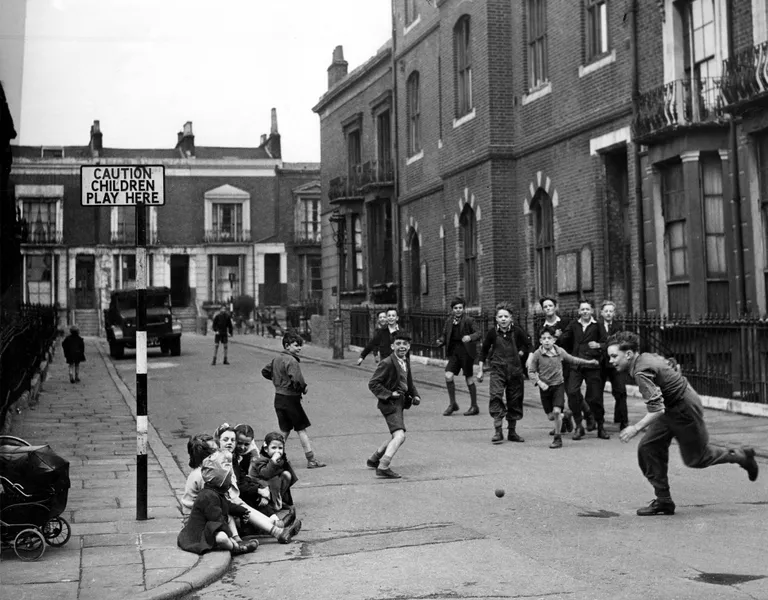 Kunagi oli noortel palju enam vabadust kui praegu. Lapsed mängivad Londoni tänaval 1948. Tekst sildil: «Ettevaatust, lapsed mängivad siin!»