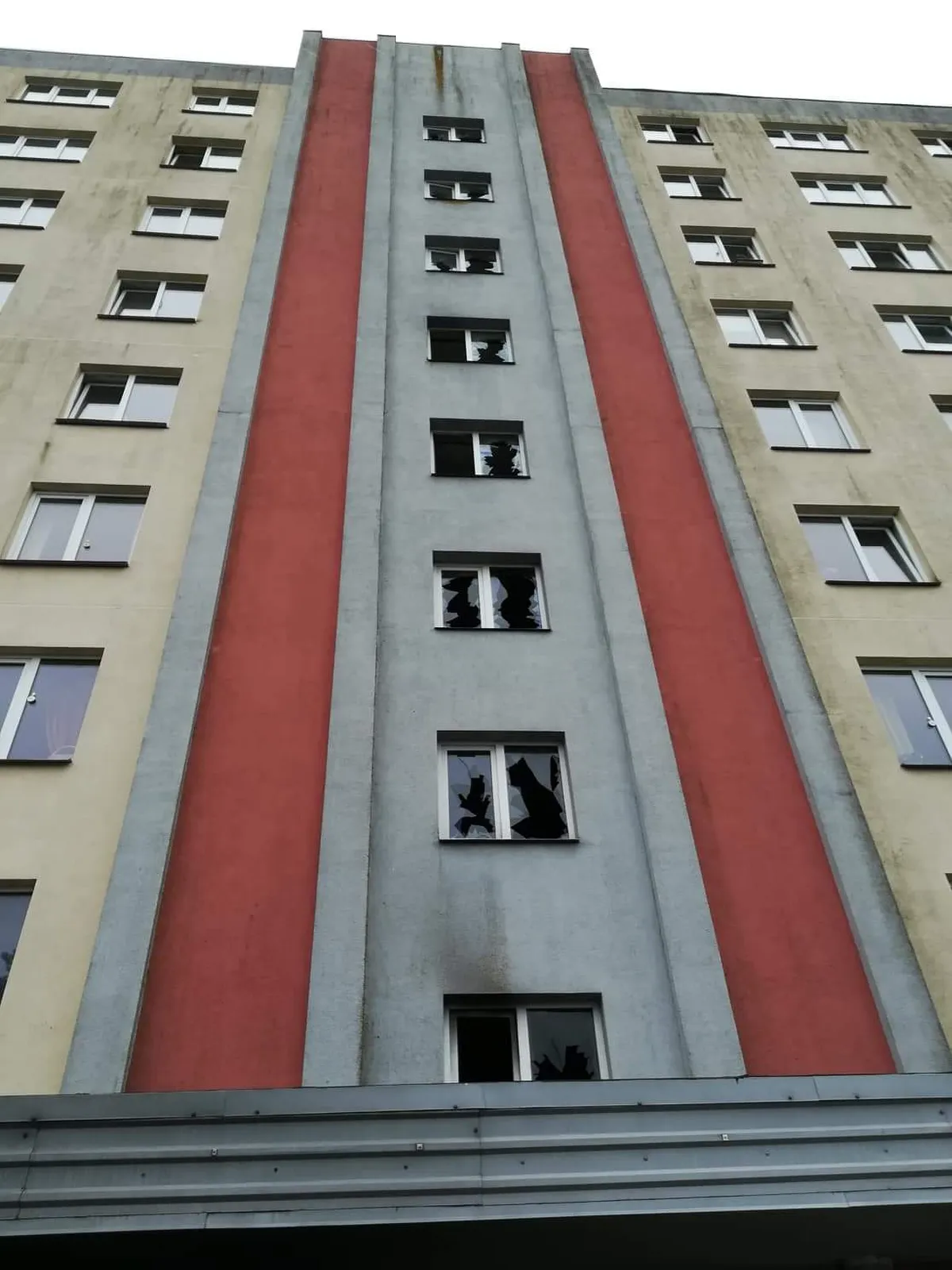 Выбитые окна после пожара на Э.Валтера 7
