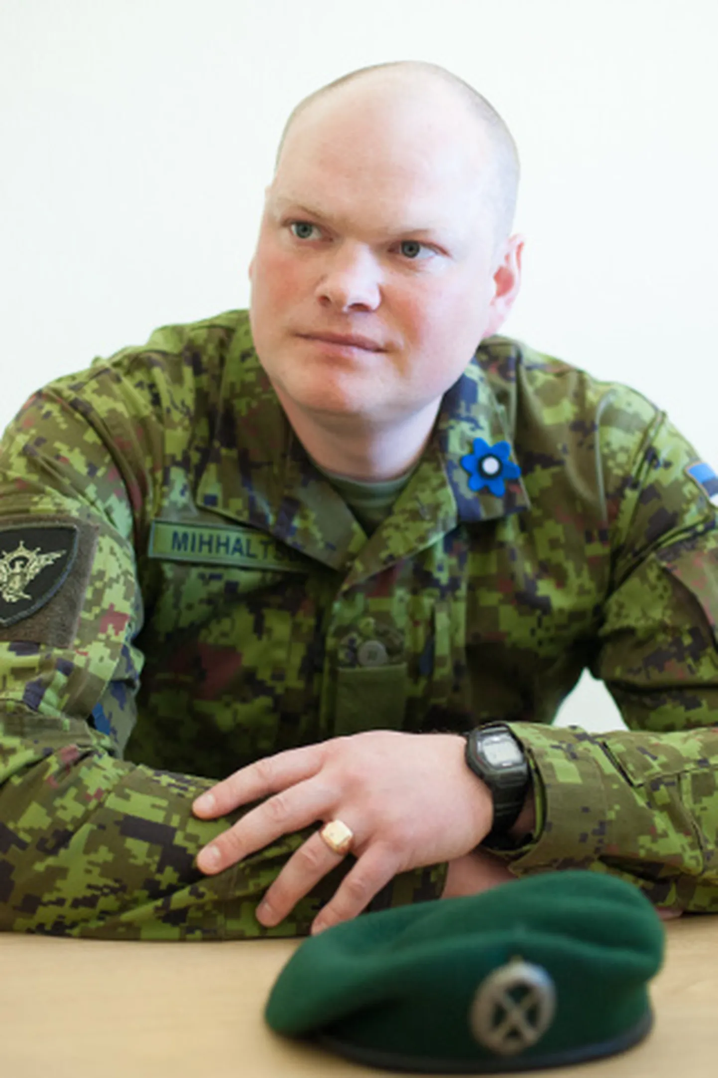 Kahekordse missioonikogemusega veebel Konstantin Mihhaltšuk tunnistab, et veteranide päeva sinilill tema revääril ei ole sõjaline kohustus, vaid lihtsalt soov ja tahe panustada nende inimeste heaks, kellel pole välismissioonidel läinud nii hästi kui temal.
