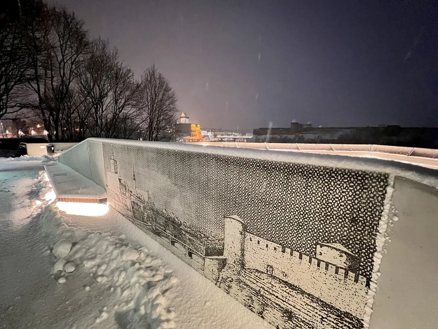 Uuelt vaateplatvormilt paistab nii Narva kui ka Ivangorodi linnus.