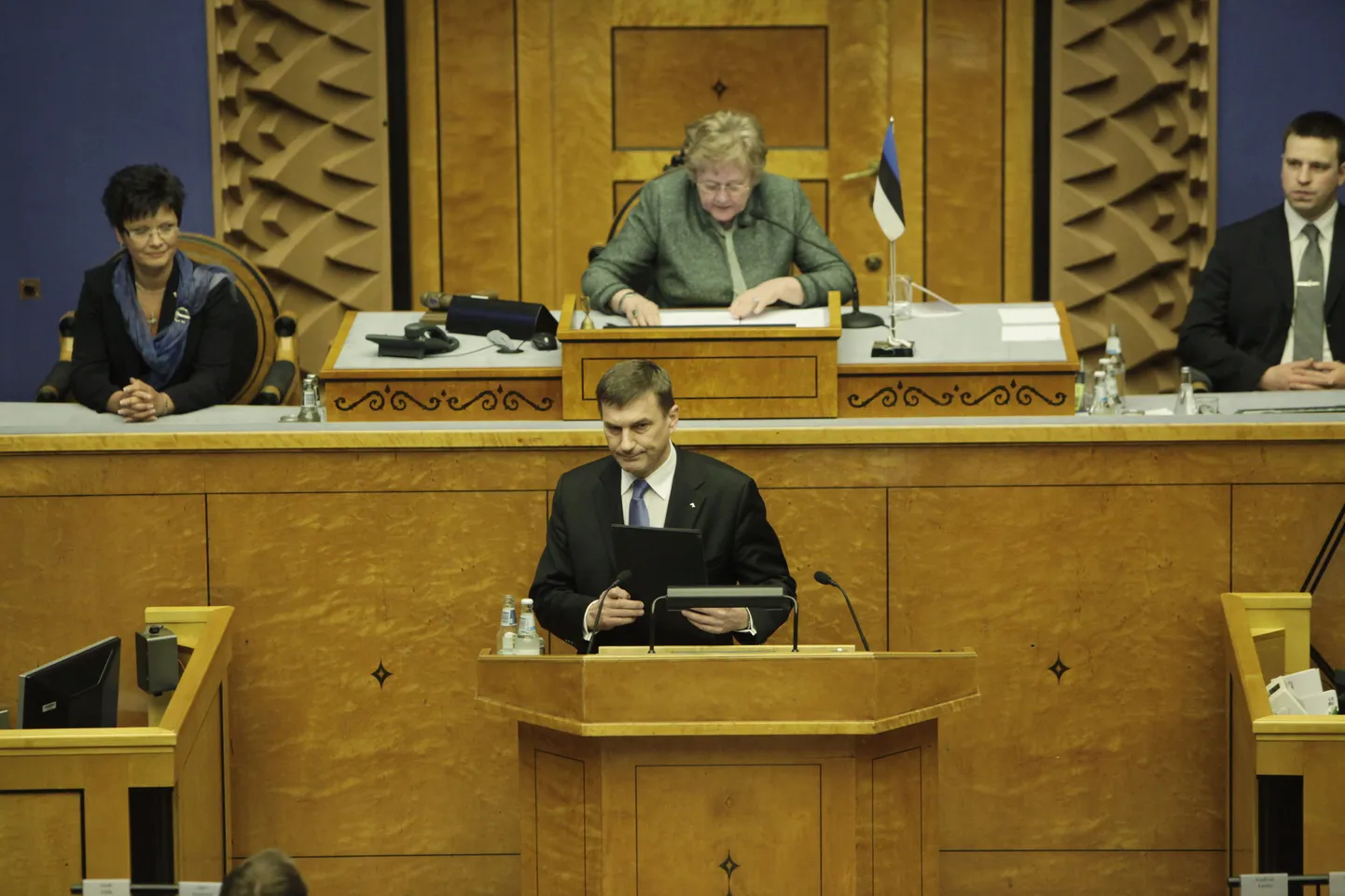 Uus riigikogu juhatus kuulamas peaminister Ansipi avaldust valitsuse tagasiastumisest.