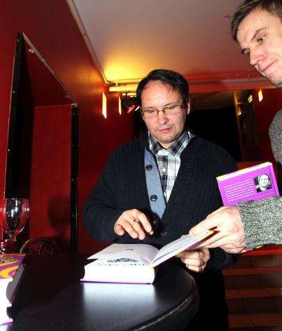 Andrei Ivanov kirjutab näitleja Rasmus Kaljujärvele autogrmmi. Foto: Toomas Huik