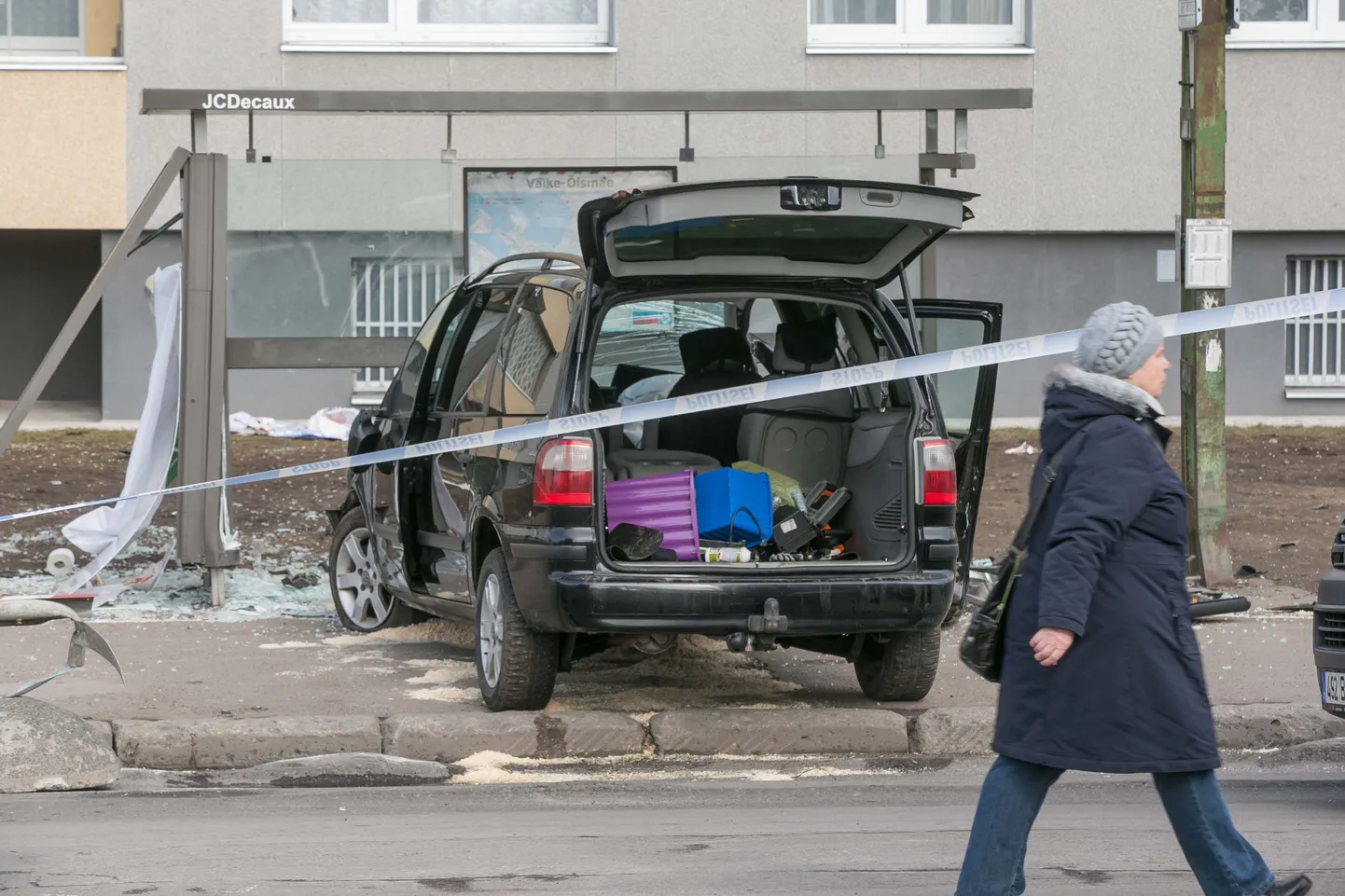 Õismäe teel sõitis esmaspäeval auto bussipaviljoni, vigastada sai seitse inimest.