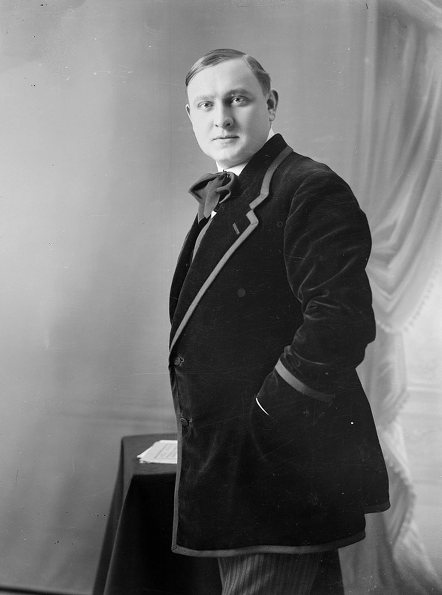 Paul Pinna, portree, ca 1918, ETMM _ 4868 Fk 4668/kl, Eesti Teatri- ja Muusikamuuseum,