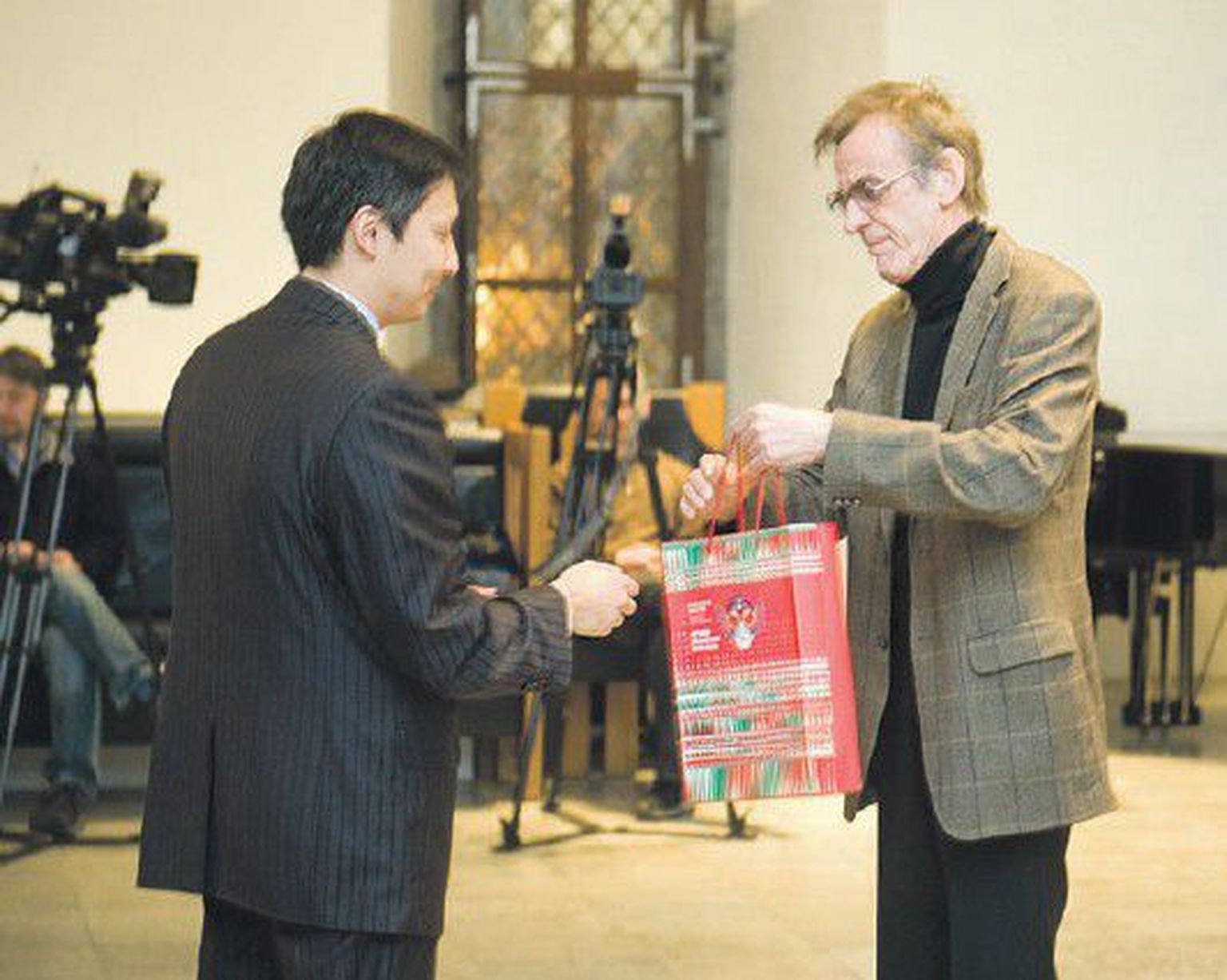 Президент «Золотой маски» Георгий Тараторкин (справа) передает подарок вице-мэру Таллинна Михаилу Кылварту.