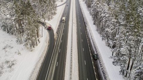 ŅEM VĒRĀ! ⟩ Visā valstī autoceļi sniegoti un apledo