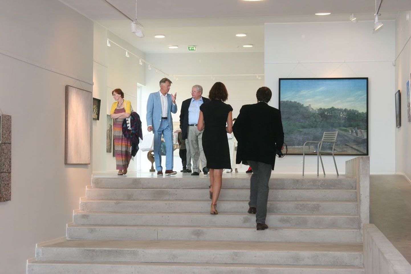 Jaan Manitski külalistele uutes muuseumiruumides oma kollektsiooni tutvustamas.