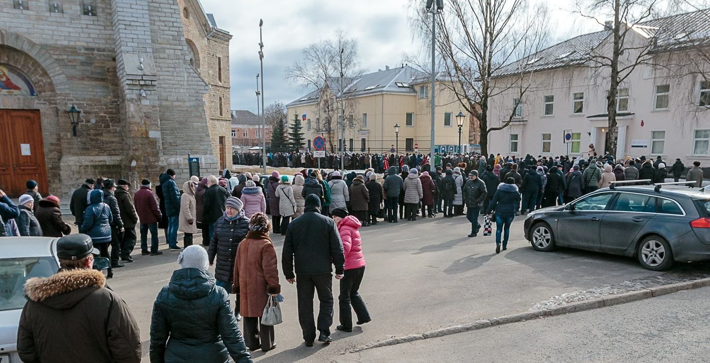 Ida-Virumaal elavatest Venemaa kodanikest, kes soovisid  2018. aastal valida Venemaa presidenti, moodustus Narvas konsulaadi ees pikk järjekord. Koguni 94 protsenti Eestis hääletanud Venemaa kodanikest andis oma hääle Vladimir Putinile.