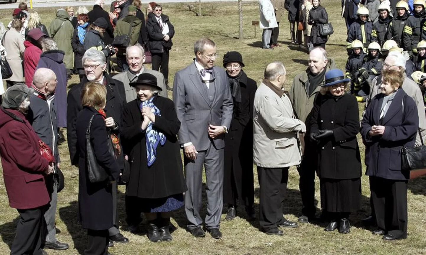 Kolmekümne kolmest Wiedemanni keeleauhinna saanust kogunes mitu eile ka Väike-Maarjasse. Presidendi paremal käel vestleb Mari Tarandi ja Mati Hindiga tänavune laureaat Valve-Liivi Kingisepp, vasakul käel on auhinna asutaja Jüri Sild.