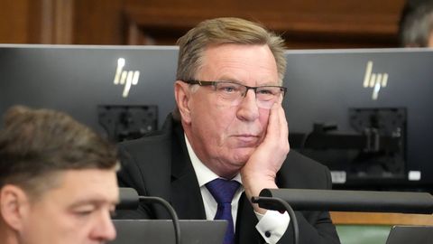 AS neatbalstīs Melni 