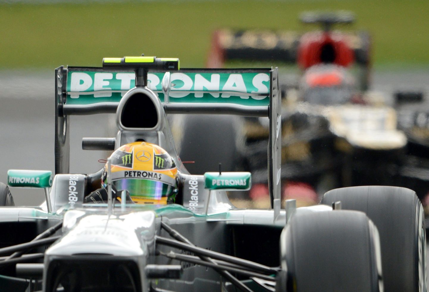 Lewis Hamilton (esiplaanil).